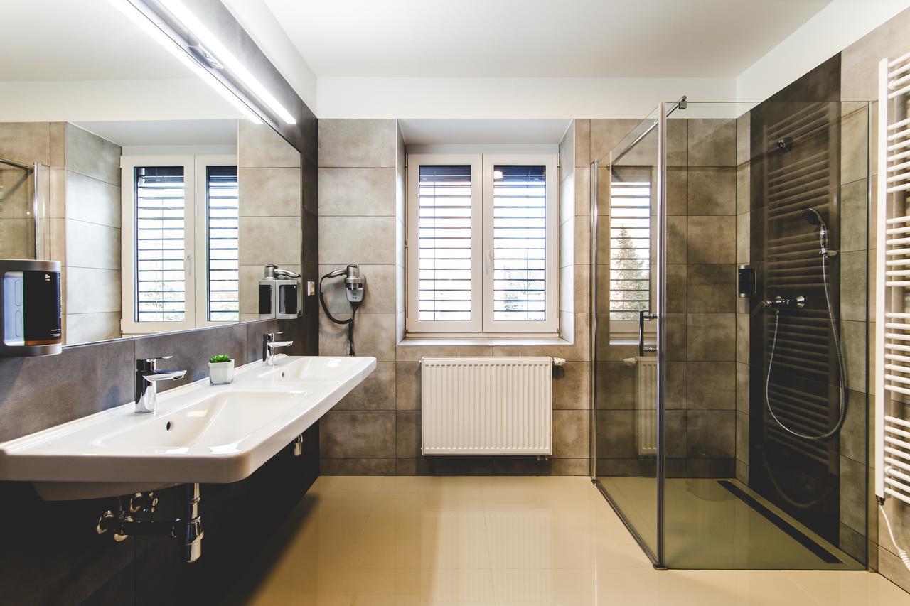 Silesia Residence Ostrava Eksteriør billede Bathroom with shower