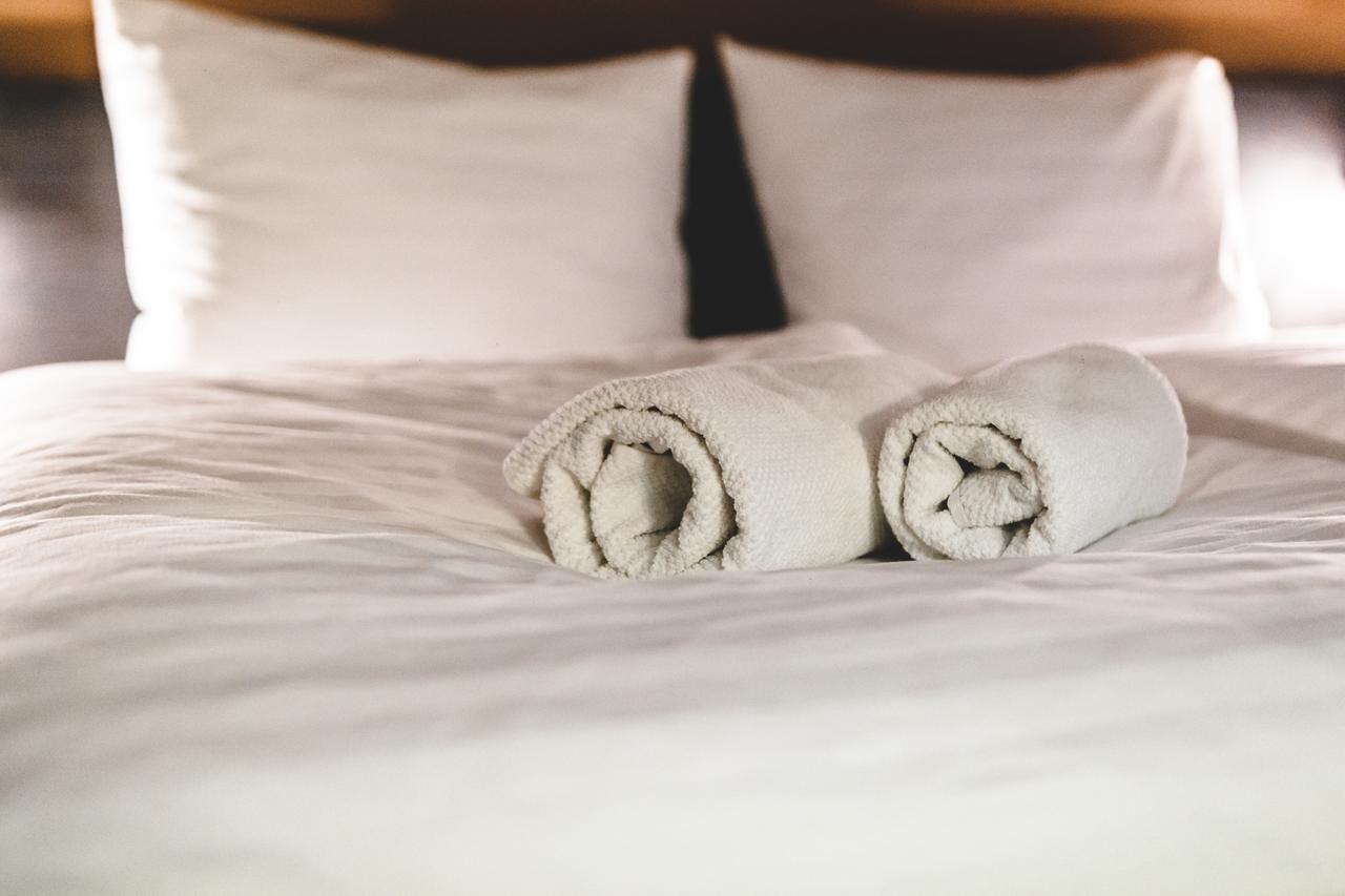 Silesia Residence Ostrava Eksteriør billede Bath towels on a bed
